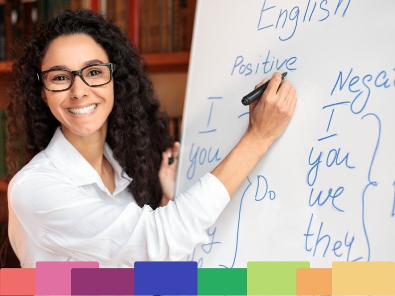 Insegnante CELTA durante lezione di inglese gratuita Milano