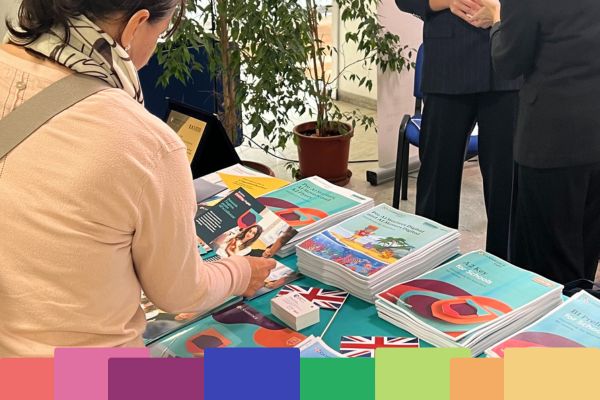 Docenti consultano materiali didattici inglese conferenza IH Milano 2025