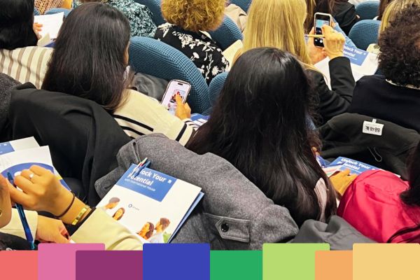 Partecipanti seguono sessione plenaria conferenza insegnamento inglese Milano 2025